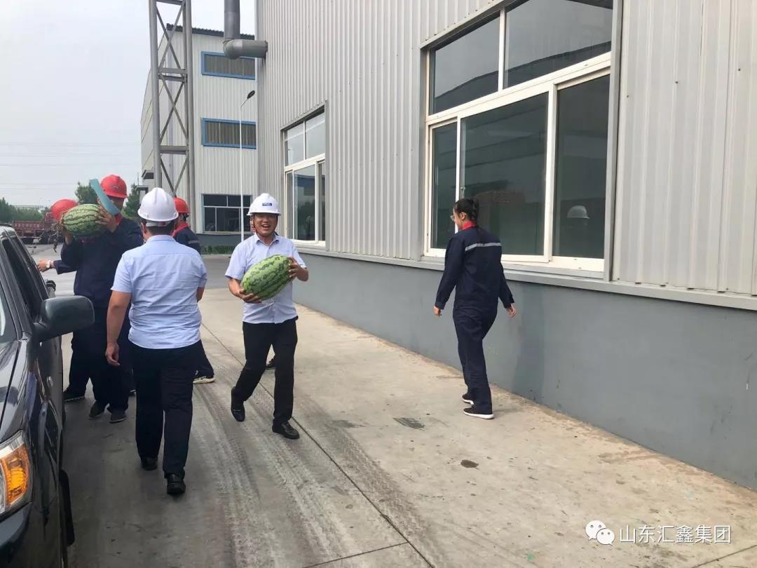 　　連日來，我縣持續(xù)悶熱高溫，特別是我們的車間內部溫度更高，一線員工經歷著“上蒸下煮”的酷暑“烤”驗。7月29上午，受董事長魏家清委托，郭強副總經理代表集團高層，帶領安全環(huán)保部、鍍鋅事業(yè)部等同事，先后深入鍍鋅車間、鋅錠車間、冷軋車間、彩涂車間等20個一線車間部門，看望慰問生產一線員工并送去慰問品，向冒著高溫酷暑辛勤工作的一線員工表示敬意和慰問。  　　郭強副總經理在一線慰問時，詳細詢問目前車間的生產以及防暑準備情況，為大家送去礦泉水、西瓜等慰問品，郭總對大家戰(zhàn)高溫、斗酷暑，不怕苦、不怕累，履職盡責擔當作為的精神表示高度贊揚，對大家的辛勤工作表示肯定，鼓勵大家要再接再厲，克服高溫酷暑，重視安全生產，重視產品質量，高標準、高質量的完成各項生產任務，同時郭總反復叮囑大家注意防暑降溫，勞逸結合，保重身體，確保在崗期間安全生產。  　　各車間紛紛表示，感謝領導到一線慰問，將以此為動力，履職盡責，勁頭不減，抓產能重質量，抓好本車間的安全生產工作，進一步加強員工關懷，切實做好本部門員工的防暑降溫工作，圓滿完成上級下達的各項生產任務。